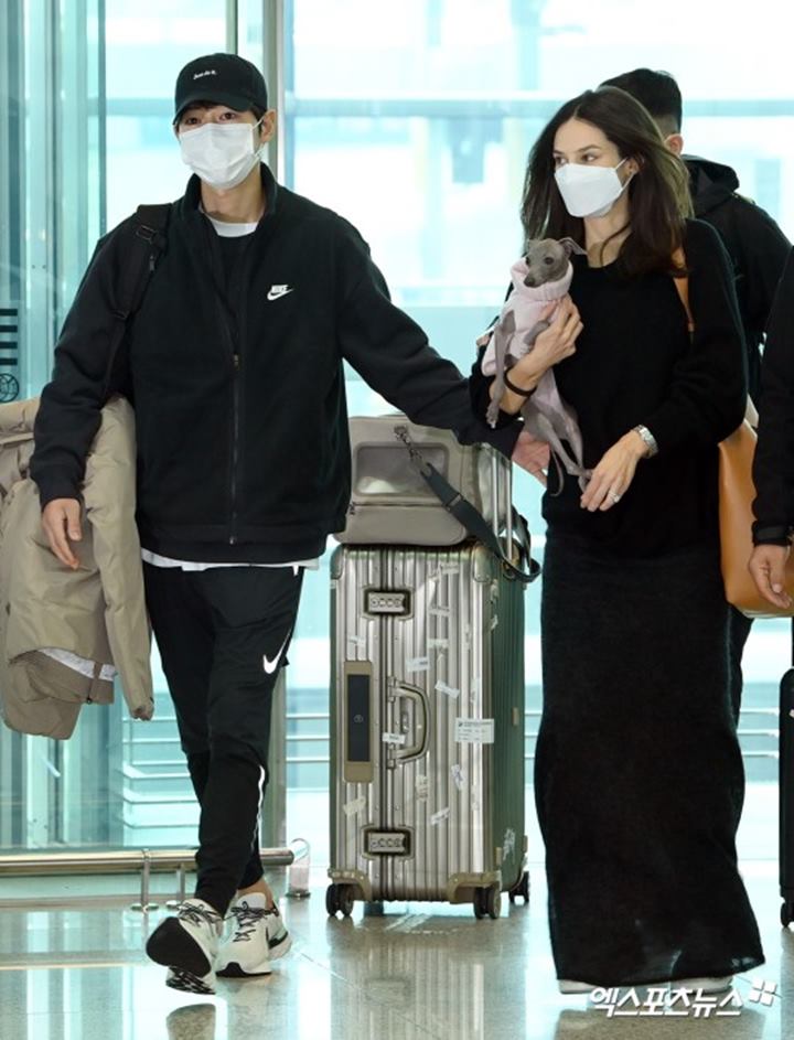 Batal LDR, Song Joong Ki Ditemani Katy Louise Saunders Berangkat ke Hungaria