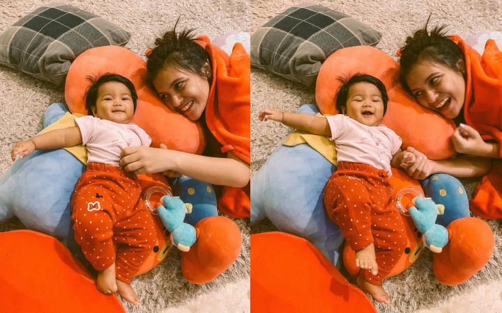 Marsha Rebahan Cantik dengan Sepupu Cilik