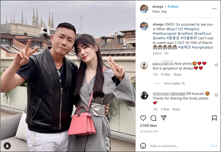 Pinggang Song Hye Kyo Dirangkul Hair Stylist Pria di Milan Curi Perhatian