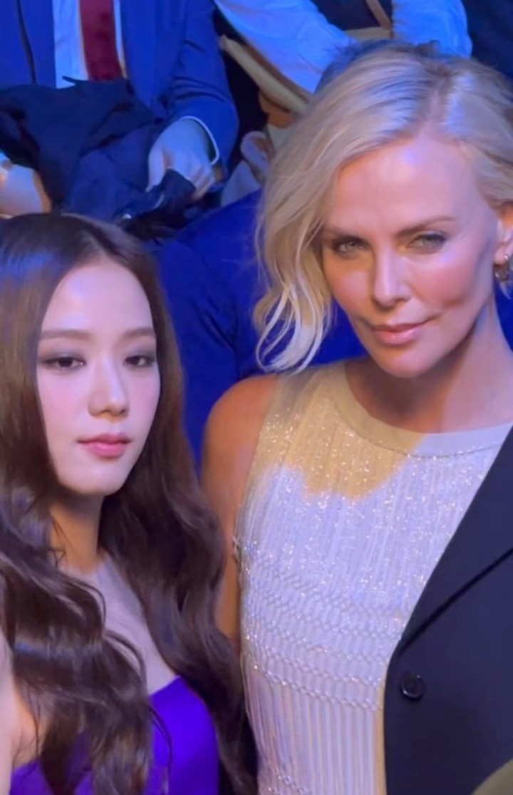 Jisoo BLACKPINK Bikin Charlize Theron Lakukan Hal Tak Terduga Untuknya di Fashion Show DIOR