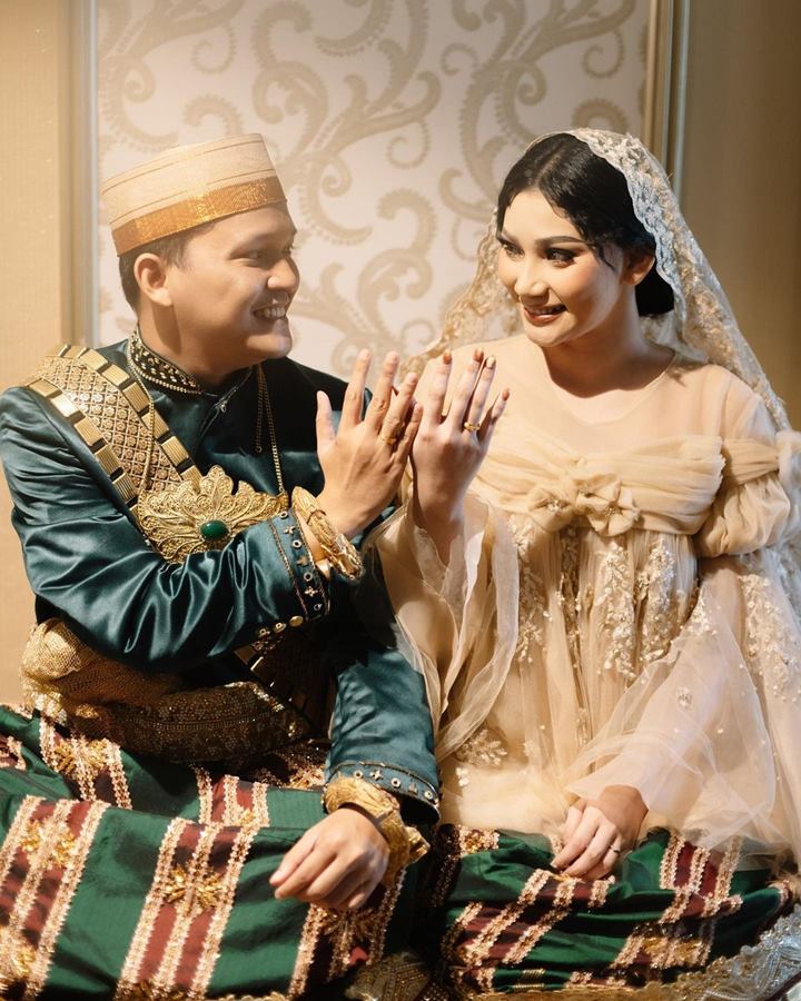 Bahagia Pamer Cincin Pernikahan