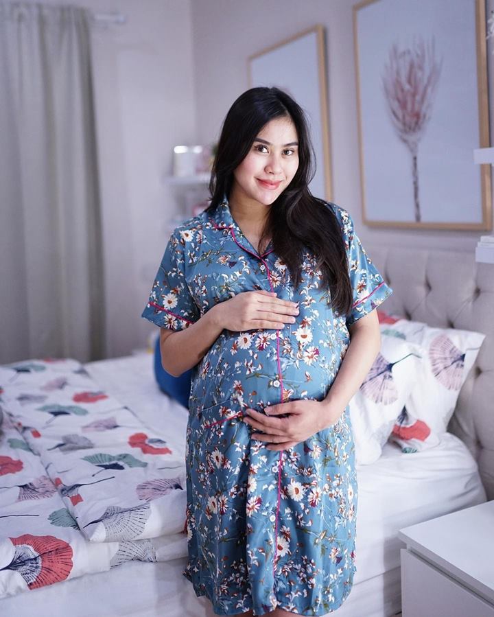 Cantik Alami Pakai Piyama Daster Saat Bumil