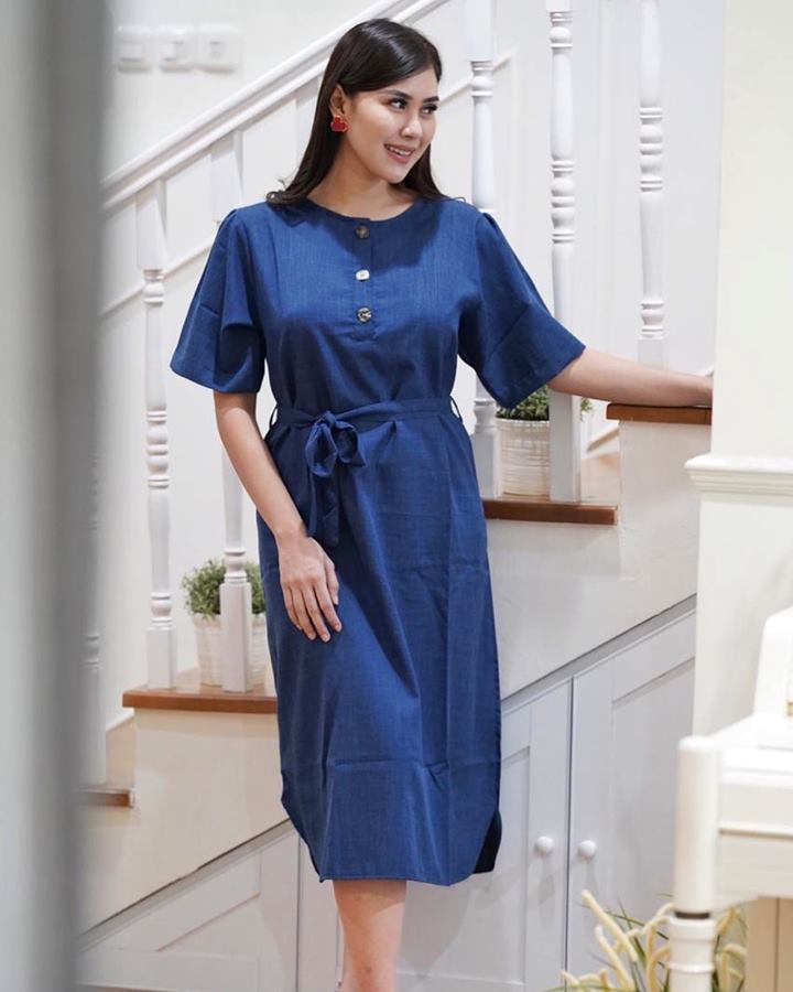 Anggun dengan Dress Simpel di Rumah