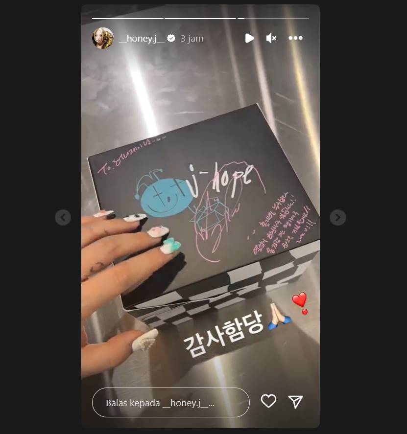 J-Hope BTS mengirimkan hadiah ke Honey J HolyBang