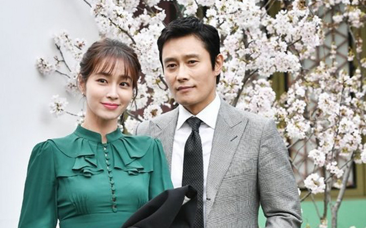 Lee Byung Hun dan Sang Istri Lee Min Jung Tampil Serasi di Peragaan Busana Versace