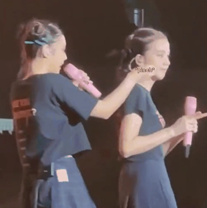 Jennie BLACKPINK Turuti Fans Cubit Jisoo di Konser \'BORN PINK\' Jakarta Jennie BLACKPINK Turuti Fans Cubit Jisoo di Konser \'BORN PINK\' JakartaJennie BLACKPINK Turuti Fans Cubit Jisoo di Konser \'BORN PINK\' Jakarta