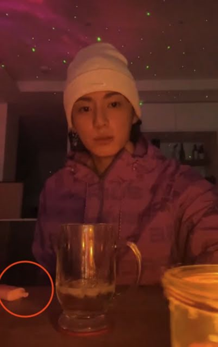 Rokok Elektrik Jungkook BTS Tertangkap Kamera Saat Siaran Live Rokok Elektrik Jungkook BTS Tertangkap Kamera Saat Siaran Live
