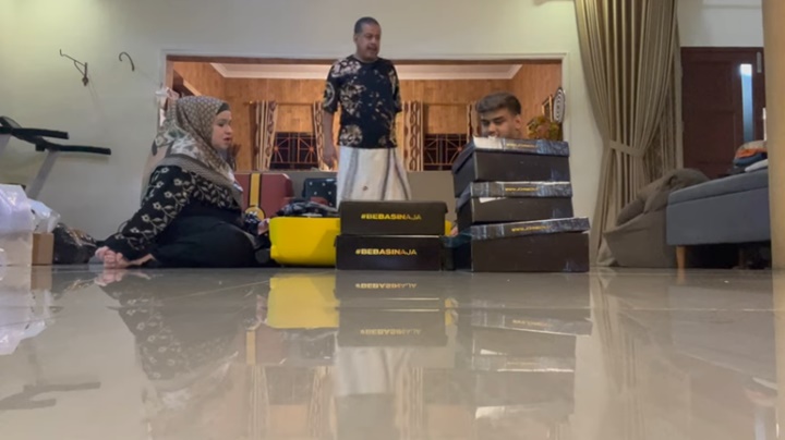 Sweet-nya Pak Muh Titipkan Hadiah Sepatu Untuk Raffi-Nagita, Fadil Jaidi Ngeluh Kelimpungan