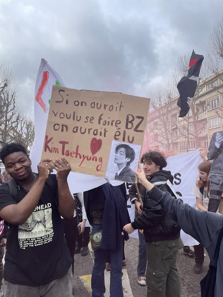 V BTS Terseret Demo Warga Prancis, Kalimat di Banner Sungguh Mencengangkan