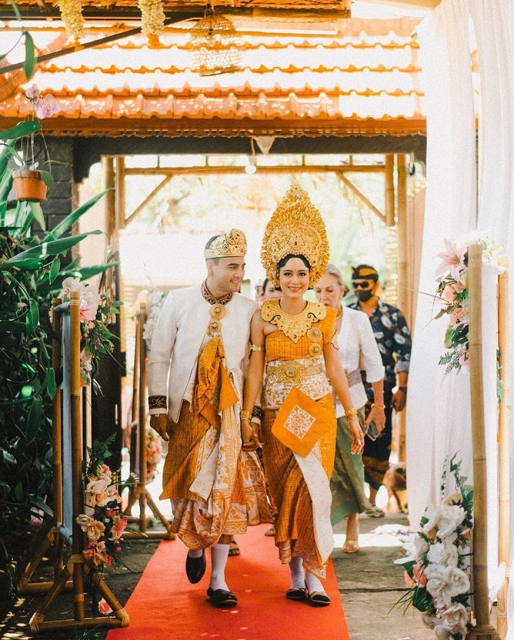 Usung Adat Bali