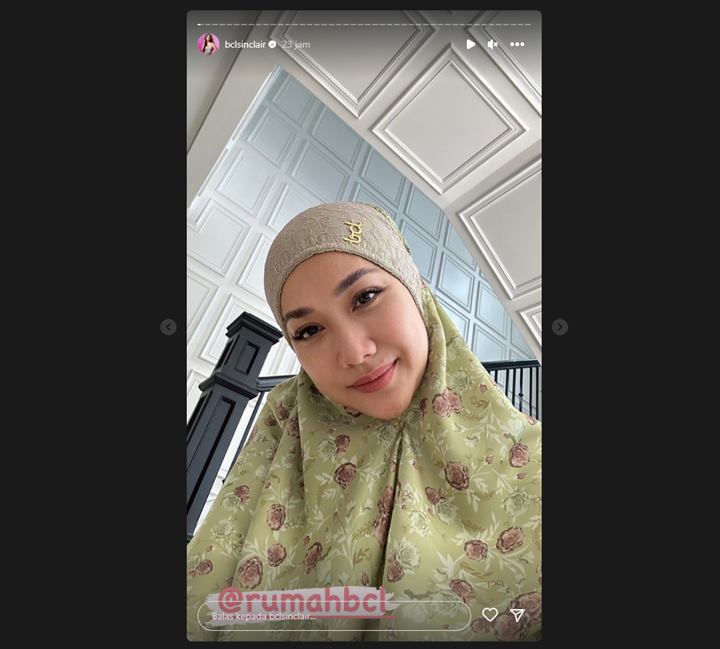 Make Up Natural, BCL Senyum Adem Pamer Selfie Kenakan Mukena