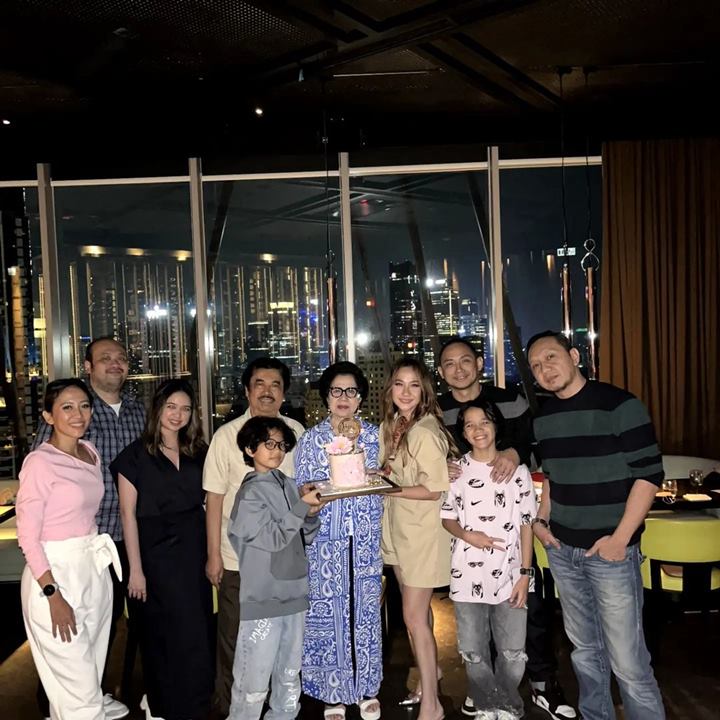 Tampak Dekat dengan Noah Sinclair