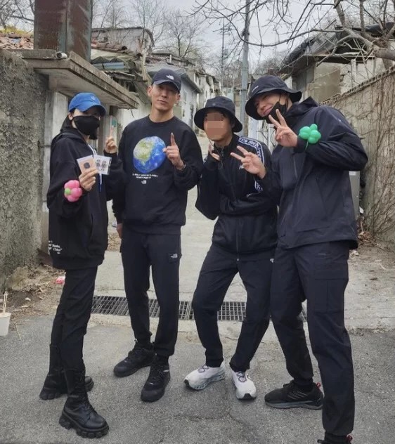 Tebar Kehangatan di Musim Dingin, Park Bo Gum Kembali Lakukan Pekerjaan Sukarela Bagikan Briket