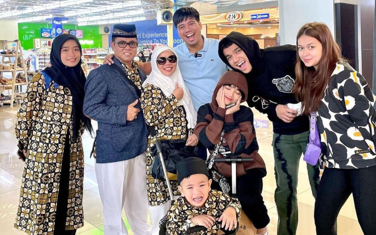Fadly Faisal Photoshoot Bareng Keluarga, Fokus Rebecca Klopper Justru Ke Oma Dewi