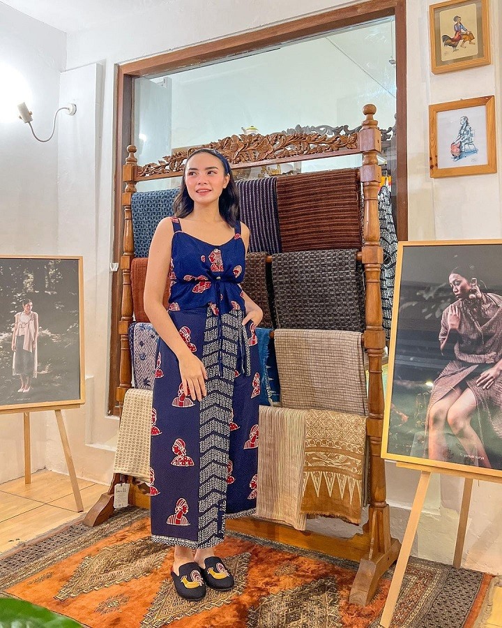 Anggun Dalam Balutan Dress Batik