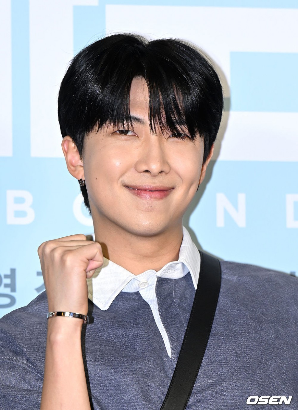 Tepati Janji Ke Sang Sutradara, RM BTS Tampil Kasual Hadiri Pemutaran VIP Film \'Rebound\'