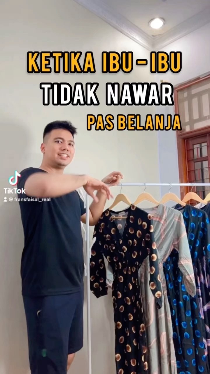 Cosplay Jadi Pedagang Pasar