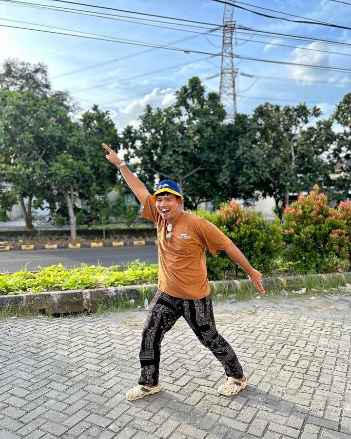 Pose Kocak Promosi Baju
