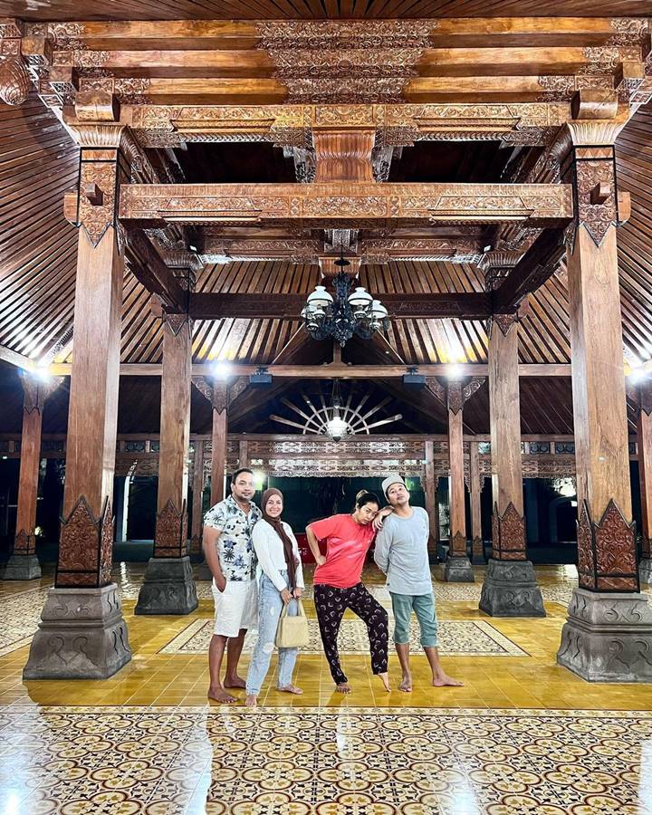 Sering Tampil Simpel Kala Ketemu Artis 