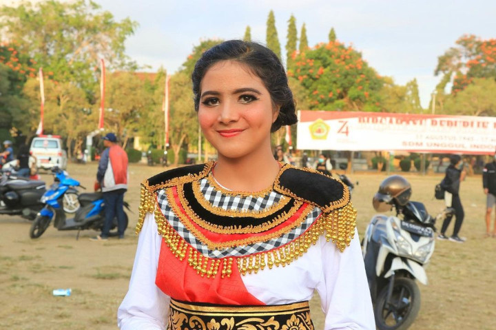 Cheerful Pakai Busana Seni Bali