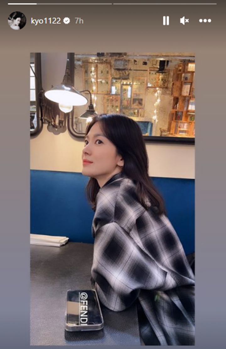 Ekspresi Song Hye Kyo Pamer Profil Samping Disorot Media Korea