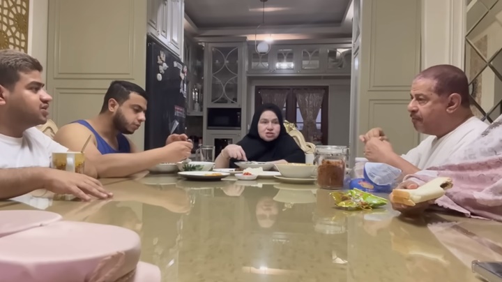 Makan Roti Kedaluwarsa, Pak Muh Malah Ngeles Saat Diingatkan Fadil Jaidi