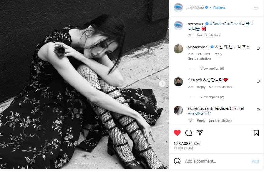 Han So Hee Tampil Memikat Dengan Smoky Eyes dan Gaun Elegan Sambil Pose Rebahan di Jalan