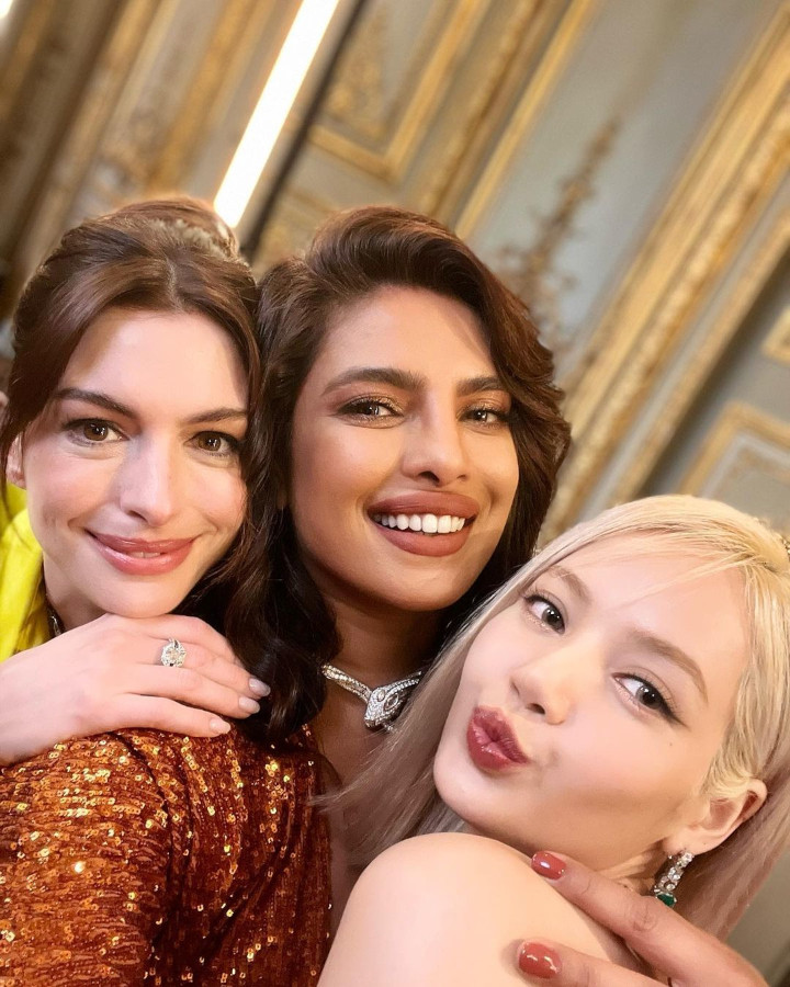 Selca Gemes Bareng Anne Hathaway dan Priyanka Chopra