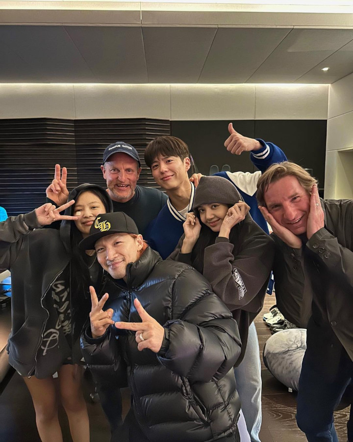 Pamer Pose Cute Bersama Woody Harrelson