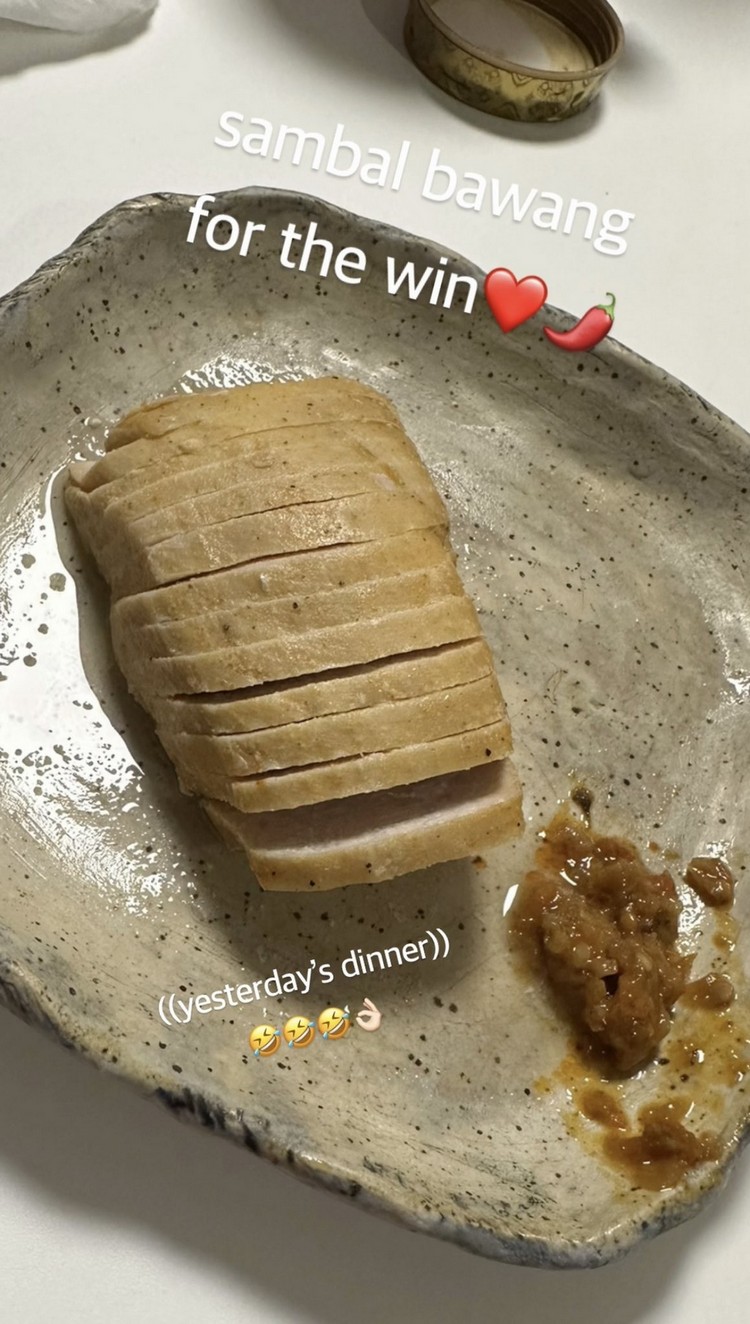 Kangen Masakan Indonesia, Dita Karang Bikin Heboh Pamer Makan Malam Pakai Sambal Bawang