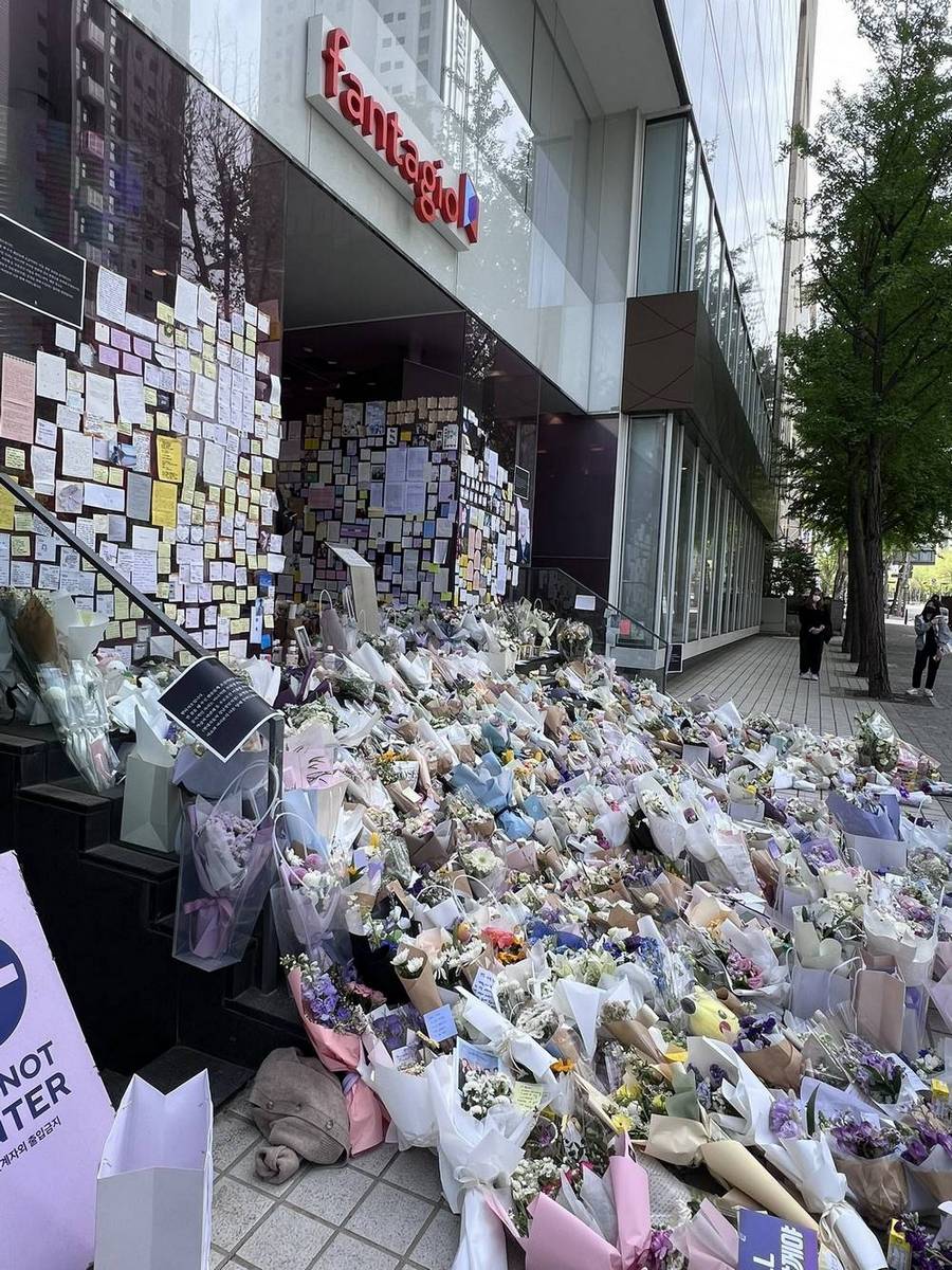 Tak Bisa Antar Kepergian Moonbin Secara Langsung, Gedung Fantagio Banjir Bunga Hingga Tulisan Di Din