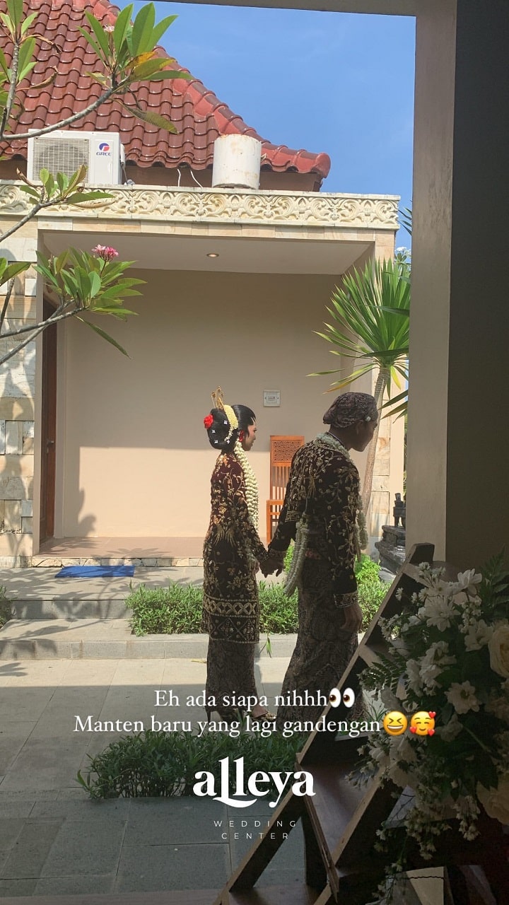 Kenakan Kebaya Hitam