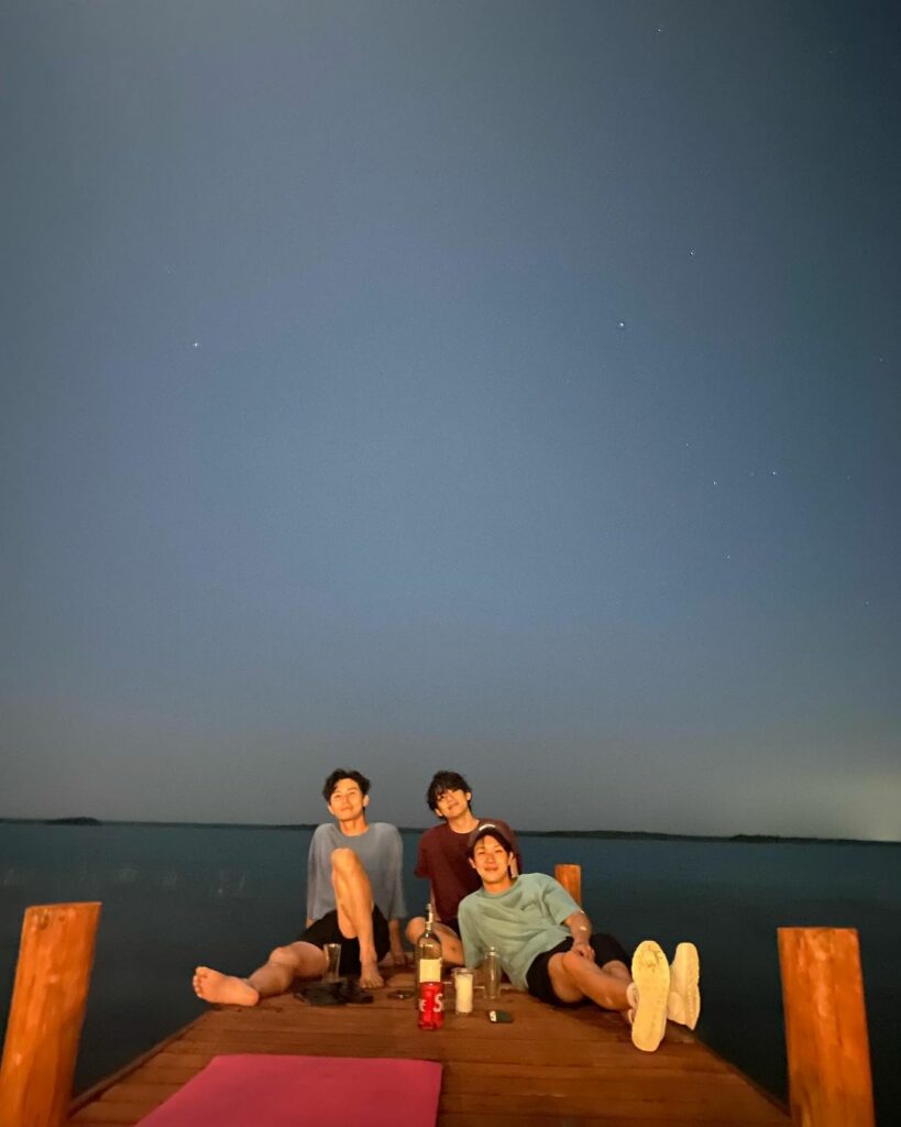 Caption Bikin Haru, Choi Woo Shik Posting Foto Nongki Bareng Park Seo Joon-V Di Tepi Pantai
