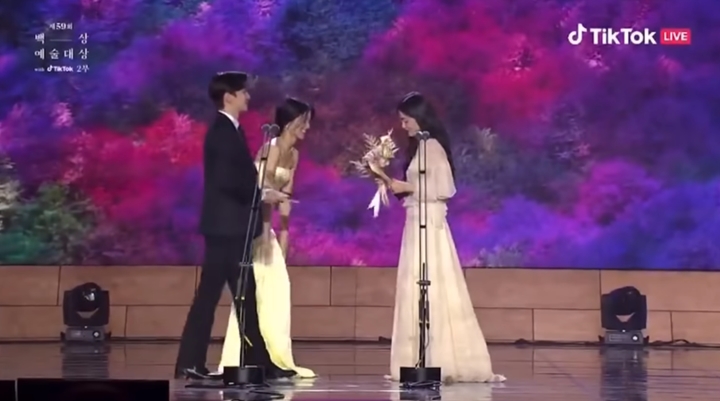 Attitude Junho 2PM Saat Song Hye Kyo Menang Best Actress Jadi Sorotan