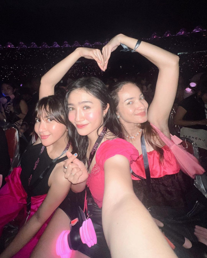 Kompak Nonton BLAKCPINK