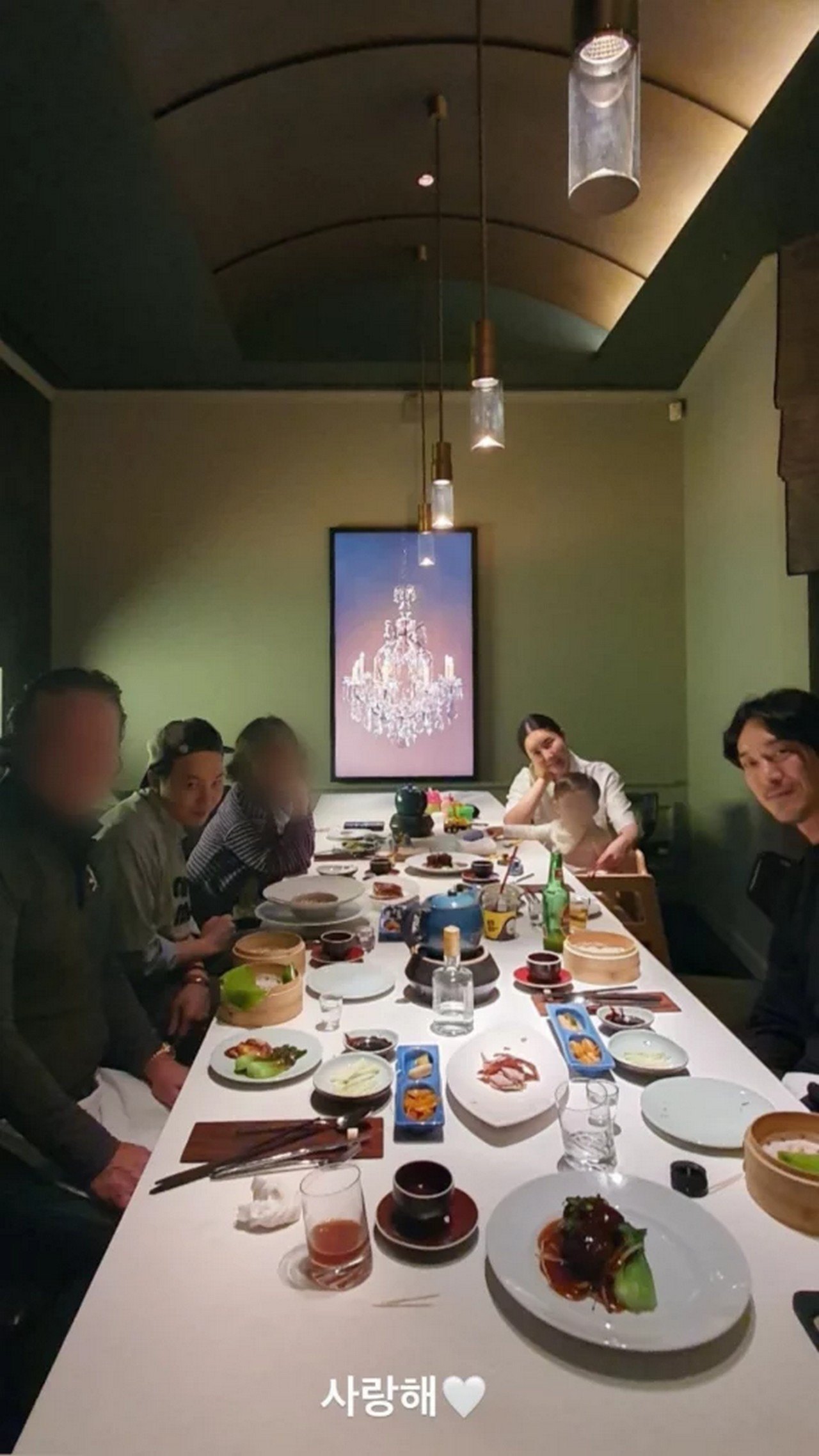 Dinner Bareng Keluarga Besar, G-Dragon Beri Hadiah Sepatu Custom Mewah Untuk Keponakan