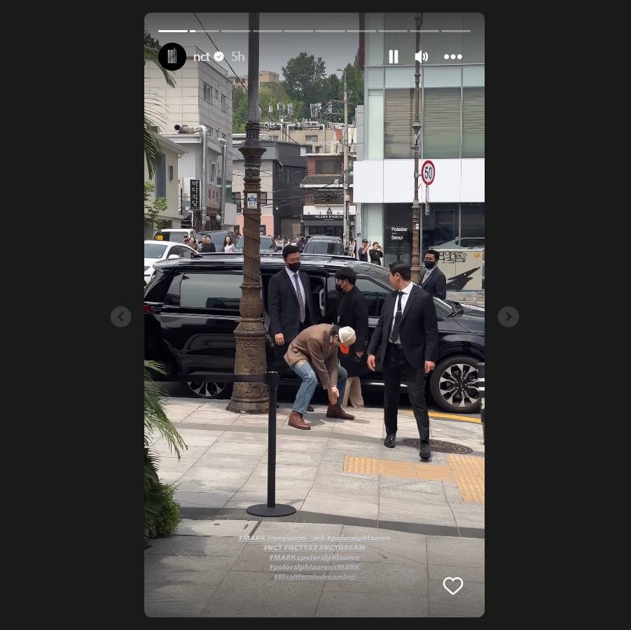 tingkah Mark NCT usai turun dari mobil