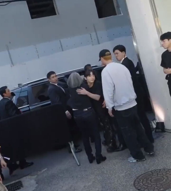 Cara Jungkook BTS Peluk Wanita di Event Calvin Klein Tuai Sorotan
