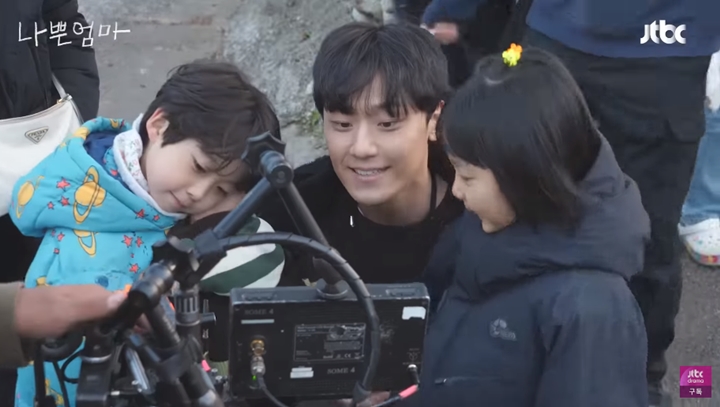 Cara Lee Do Hyun Perlakukan 2 Aktor Cilik \'The Good Bad Mother\' Curi Perhatian