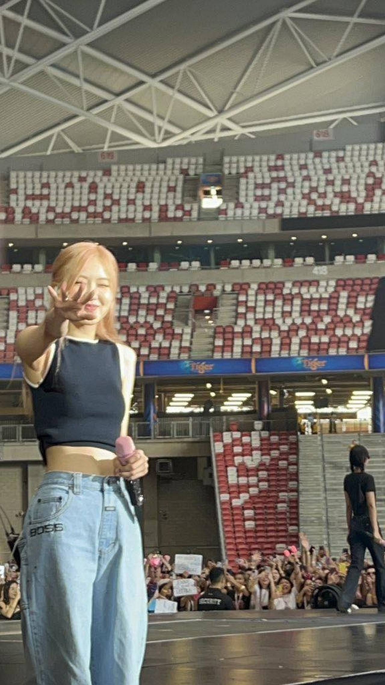 Rose Bikin Fans Berspekulasi Soal Projek Kolaborasi Usai Dianggap Beri Sinyal Saat Konser