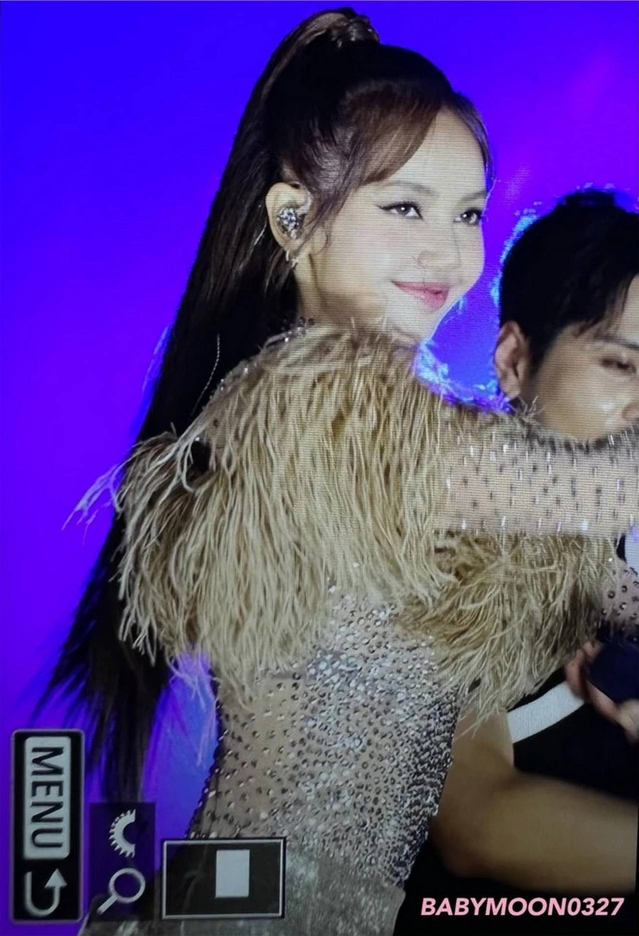 Momen Langka, Lisa BLACKPINK Bikin Heboh Pamer Dahi Di Konser Singapura