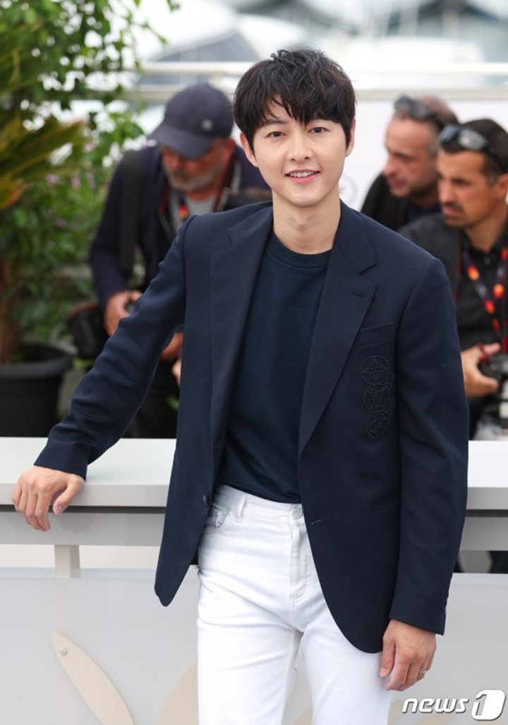 Song Joong Ki Tampil Segar di Photocall Cannes, Kilau Cincin Kawin Disorot Media Korea