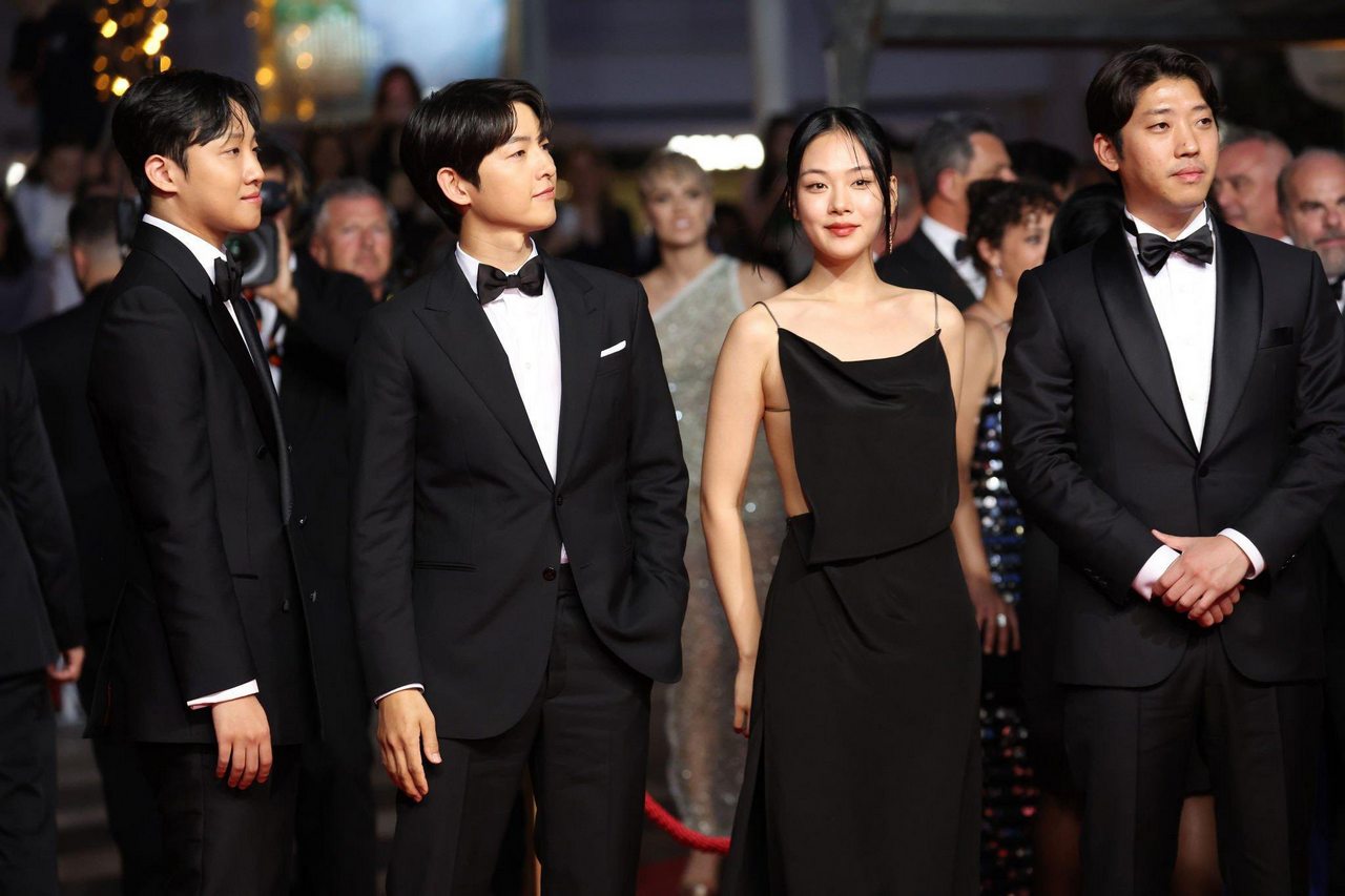 Tak Jadi Gandeng Sang Istri, Song Joong Ki Tampil Gagah Dengan Jas Hitam di Festival Cannes