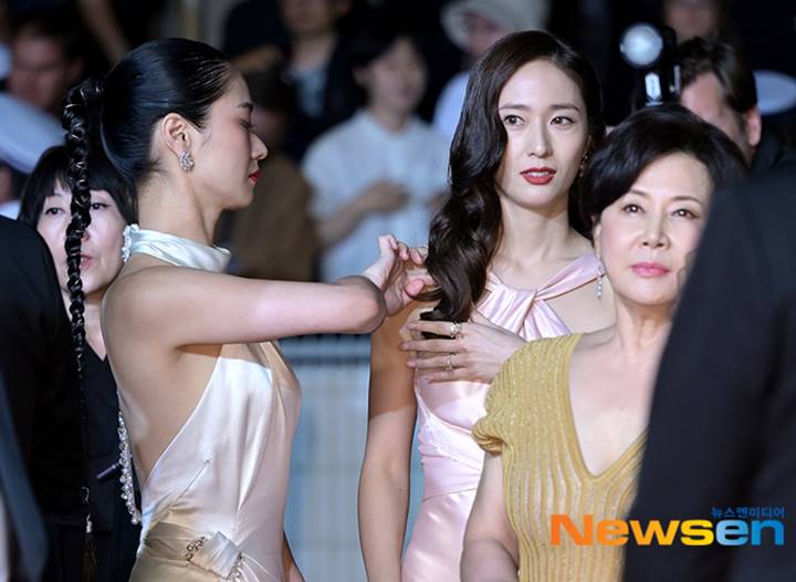 Jeon Yeo Bin membantu Krystal membenahi penampilannya di red carpet Festival Film Internasional Cannes