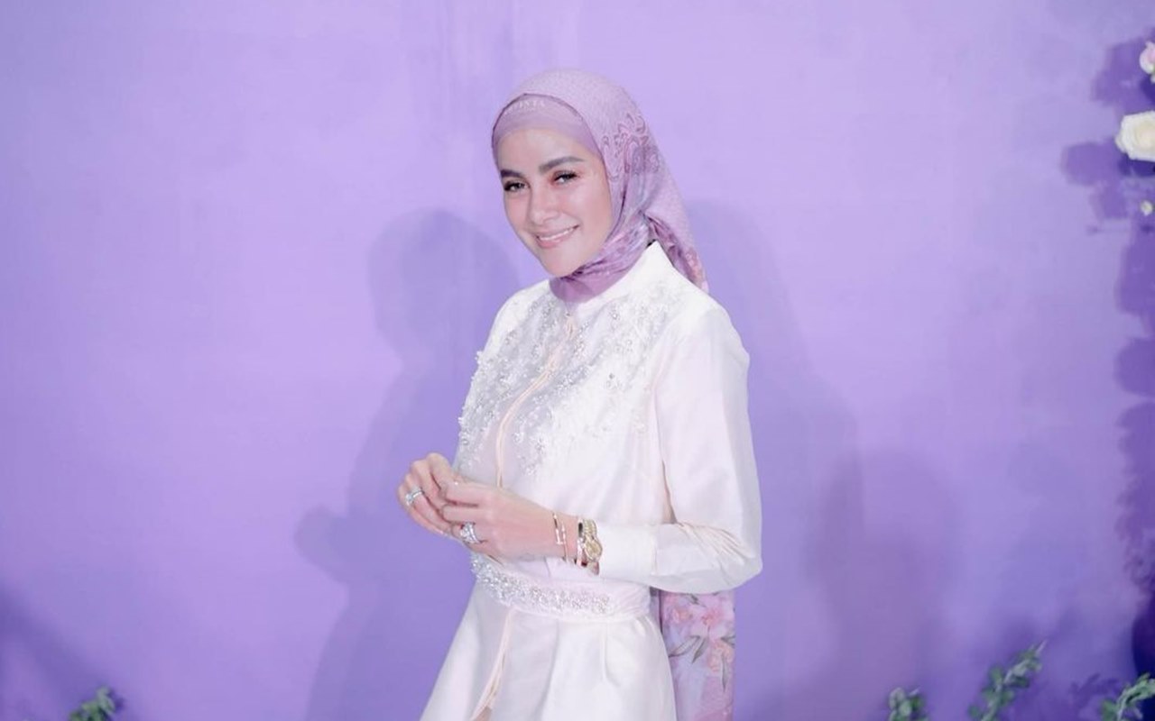 Look Olla Ramlan Dalam Balutan Kebaya Singset dengan Model Hijab Kekinian Dipuji Abis-abisan