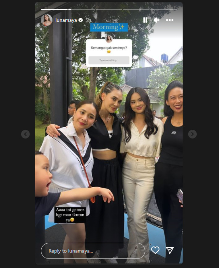 Nagita Slavina Pose Cantik Bareng Luna Maya dan Gege Elisa, Rayyanza Malah Jadi Photobomb