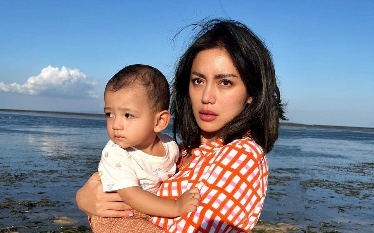 Jessica Iskandar Selfie Bareng Monyet Narsis, Ekspresi Kocak Baby Don Curi Perhatian
