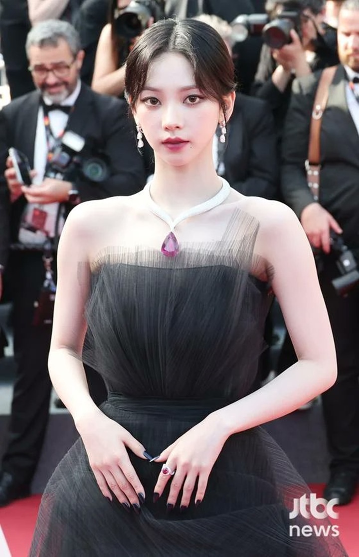 Karina aespa Harusnya Pakai Kalung 6 Miliar Won di Festival Film Cannes 2023