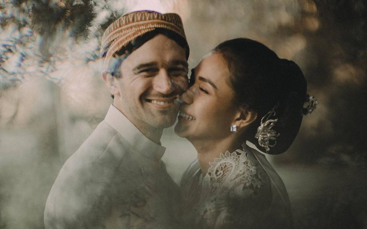 Adinia Wirasti Bombardir Foto Prewed Yang Belum Dipublish, Vibes Bareng Suami Bak Royal Couple