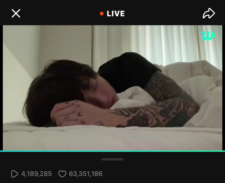 Jungkook BTS Live di Ranjang Sampai Ketiduran